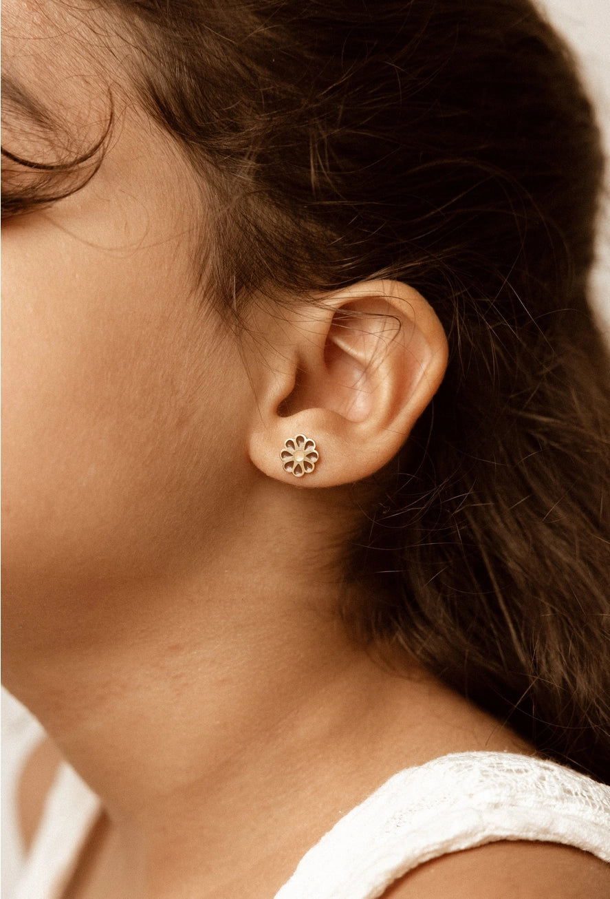 Mrs Ertha Studs Oorbellen Liefelijke Madeliefje 3+