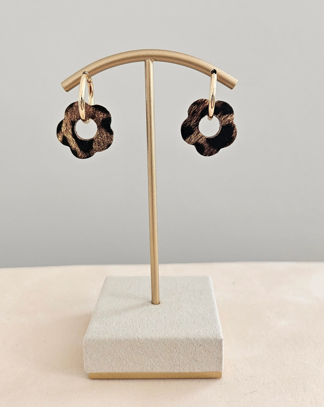 Royal Marais Oorbellen met creolen en bloemen van gerecycled leer Bruin